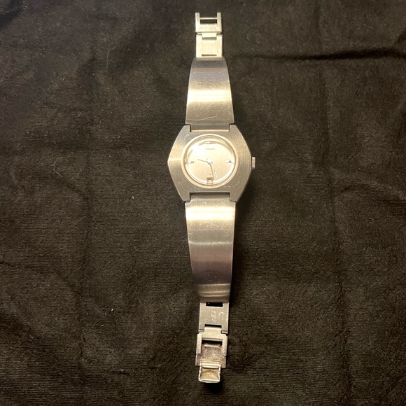 Vintage Seiko Silver Angel Ladies Manual Wind Watch #2202-0160 - Picture 6 of 6